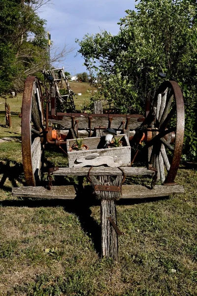 Ein Alter Klappriger Holzwagen Dient Als Dekoration Einem Ländlichen Hinterhof — Stockfoto