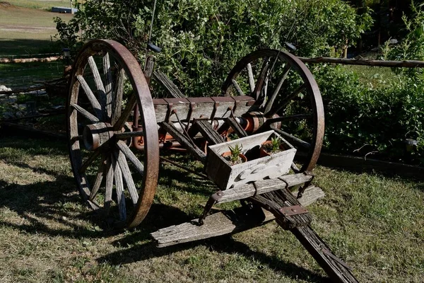 Старый Шаткий Деревянный Фургон Служит Украшением Сельском Заднем Дворе Старый — стоковое фото