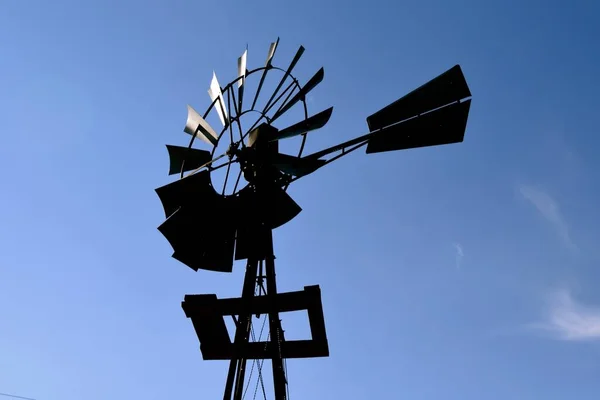 Die Spitze Einer Windmühle Spiegelt Sich Den Blauen Himmel — Stockfoto