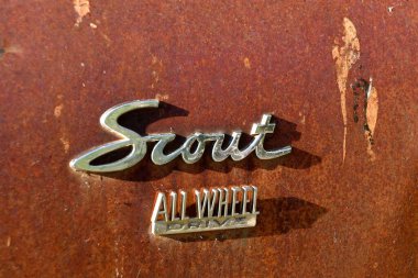 RALPH, Güney DAKOTA, 15 Ağustos 2020: Paslı Scout All Wheel logosu, 1961-1980 yılları arasında International Harvester tarafından üretilen bir off-road aracı olan International Harvester Scout 'un bir ürünüdür.. 