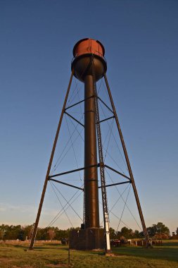 Sabahın erken saatlerinde güneş ışığı eski bir su kulesinde parlıyor..