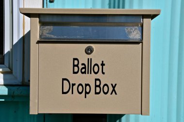 Seçmenlerin oy pusulası bir kapıya bağlanarak oy kullanma balelerini terk etmelerine olanak sağlıyor. 