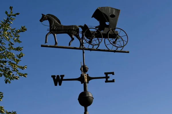 Uma Palheta Meteorológica Livre Apresenta Cavalo Puxando Buggy Amish — Fotografia de Stock