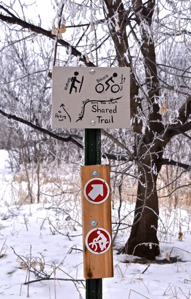 Vandring Och Cykling Riktningar Finns Ett Hoar Frostat Spår Tecken — Stockfoto