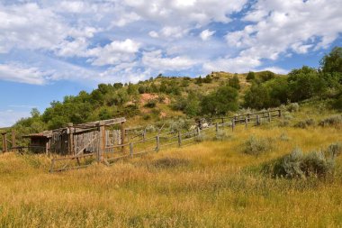 Kuzey Dakota, Medora yakınlarındaki çorak arazide çitleri düşen terk edilmiş bir ağıl bulunmaktadır..
