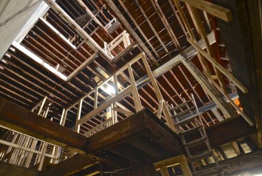 Tadilat altındaki üç katlı bir deponun zeminine bakıyorum.