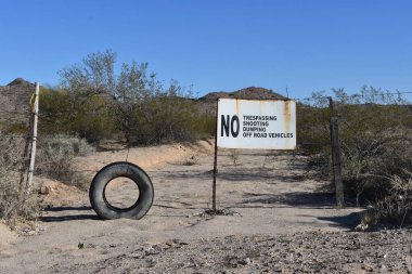 Çölde bir tabela, geçiş, vurma, terk etme ya da seyahat yok diyor.. 