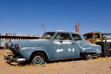 MARICOPA, ARIZONA, 26 Şubat 2021: Eski paslı otomobil Studebaker Championrostrated by the Studebaker Corporation of South Bend, Indiana, 1939 'dan 1958' e kadar.