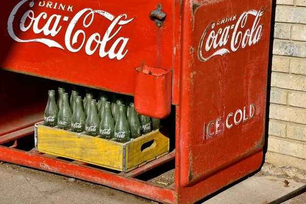 Ulen Minnesota April 2021 Oude Coca Cola Bottelmachine Adverteert Frisdrank — Stockfoto