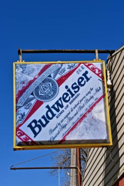 CLIMAX, MINNESOTA, 17 APRIL: Budweiser tabelası, Anheuser-Busch tarafından üretilen, ayrıca Beers Kralı olarak da bilinen bir Amerikan tarzı soluk bira..