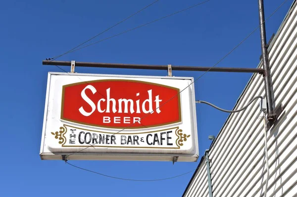CLIMAX, MINNESOTA, 16, 2021: The Schmidt Beer tabelası 1855 'te St. Paul, Minnesota' da kurulan Jacob Schmidt Bira Fabrikası 'nı tanıtıyor. 