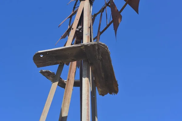 抽水机用来抽水的旧风车的破碎平台 — 图库照片