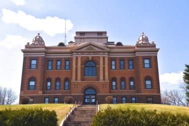 Kızıl Göl Düşüşü, MINNESOTA, 17 Nisan 2021: 1911 'de inşa edilen güzel eski adliye binası Red Lake Falls, Minnesota' da yer almaktadır.. 