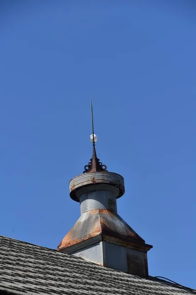 Uma Antiga Cúpula Enferrujada Está Situada Telhado Celeiro Com Telhas — Fotografia de Stock