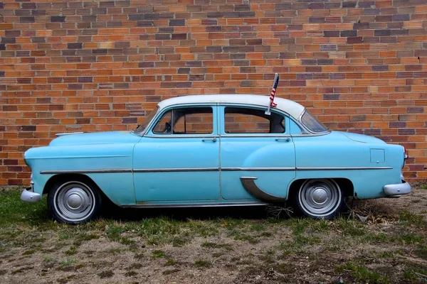 Median North Dakota 2021 차량은 1954 년초의 셰보레 Chevrolet 불리며 — 스톡 사진