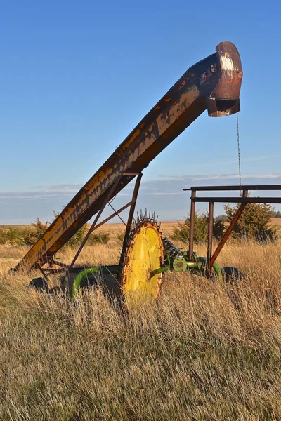 Viejo Elevador Grano Rastrillo Ruedas Dejan Parche Malezas Granja Abandonada — Foto de Stock