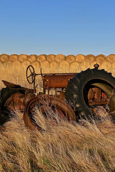 Pozůstatky Starého Traktoru Zanechané Poli Hromadou Kulatých Balíků Pozadí — Stock fotografie