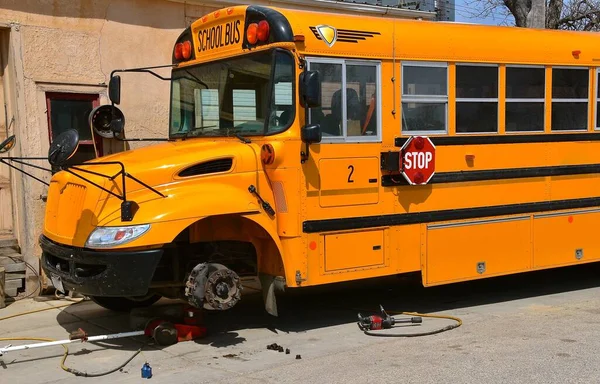 Old School Bus Process Fixing Front Tire — Stockfoto