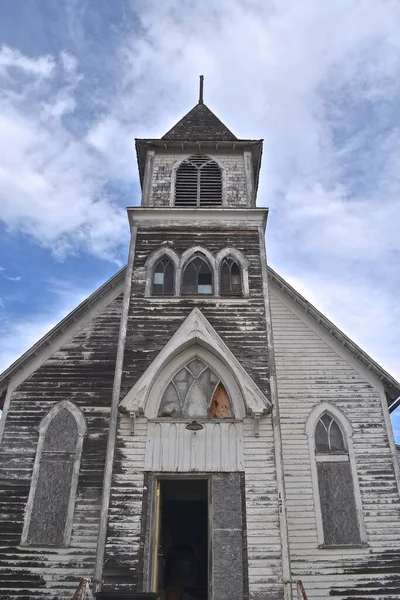 Een Oude Verwaarloosde Kerk Het Witte Land Eerste Stadia Van — Stockfoto