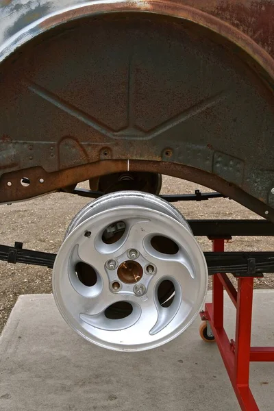 New Aluminum Allow Wheel Being Placed Frame Very Old Car — Fotografia de Stock