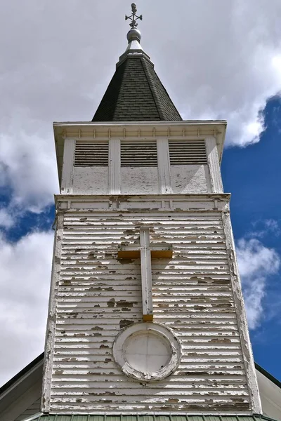 Der Alte Kirchturm Braucht Nach Jahren Der Verwahrlosung Frischen Anstrich — Stockfoto