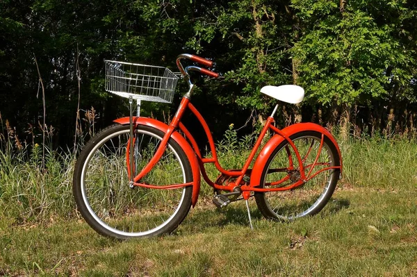 Uma Bicicleta Meninas Velhas Restaurada Com Novo Assento Cesta — Fotografia de Stock