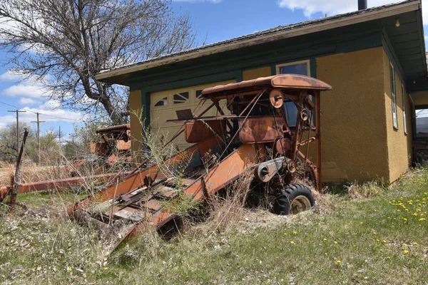 Old Faded Orange Baler Used Make Bales Left Forgotten Weeds — Stock Photo, Image