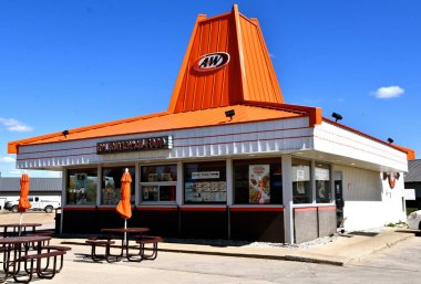 BÜYÜK, GÜNEY DAKOTA, 8 Mayıs 2021: Restoran binası, hamburgerleri ve kök biralarıyla bilinen fast-food restoran zincirinin bir parçasıdır. 1919 'da ortaya çıktı.. 