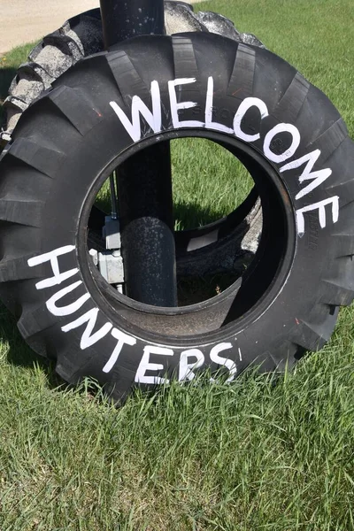Ресторан Использует Большую Тракторную Шину Раскрашенным Сообщением Welcome Hunters — стоковое фото