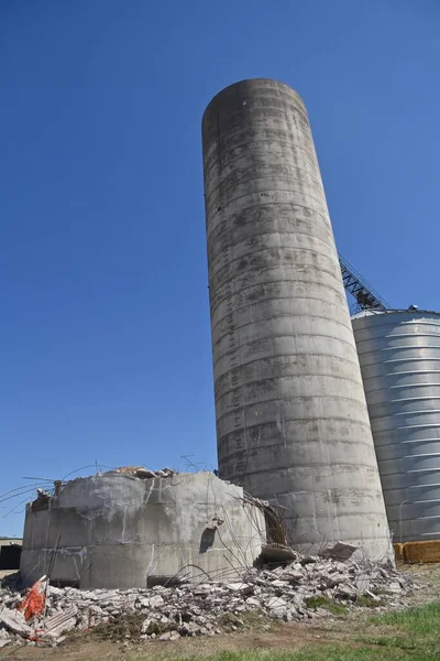 Series Grain Elevators Including Poured Concrete Silo Which Has Been — Stock Photo, Image