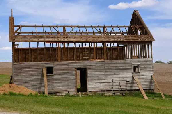 Eine Alte Scheune Oder Lagerhalle Wird Gerade Abgebaut — Stockfoto