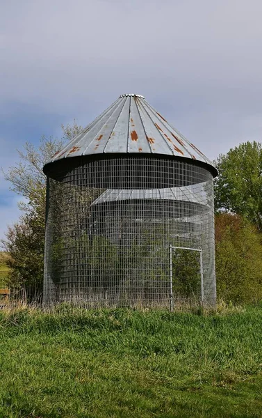 Open Air Metal Caged Corn Bin Stands Empty — Stock Photo, Image