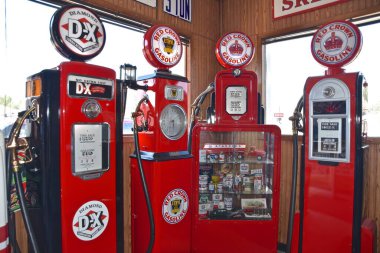 LE MARS, IOWA, 13 Mayıs 2021: Benzin pompaları, bir zamanlar Standart Petrol Vakfı 'nın bir parçası olarak John D. Rockefeller tarafından 1889 yılında kurulan Standart Petrol Şirketi' nin bir ürünü olan Red Crown Benzin 'in reklamını yapar..