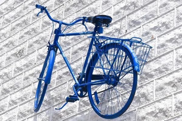 Entirely Retro Blue Bike Hangs Suspended Metal Fake Block Wall — Stock Photo, Image