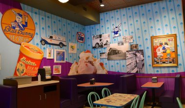 LE MARS, IOWA, 12 Mayıs 2021: Bir oda dolusu Blue Bunny reklamları LE Mars, Iowa 'da bulunur ve Blue Bunny ürününü satan dünyanın buz başkenti olarak kabul edilir..