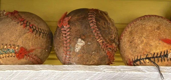 Bir Çıkıntıda Dikişleri Yırtılmış Eski Beysbol Topu Uzun Dar — Stok fotoğraf