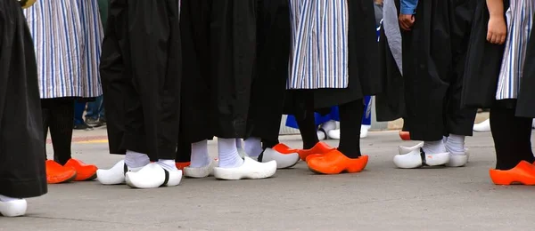 Parlak Turuncu Beyaz Tahta Ayakkabılar Hollanda Festivalinde Göstericiler Tarafından Giyilir — Stok fotoğraf