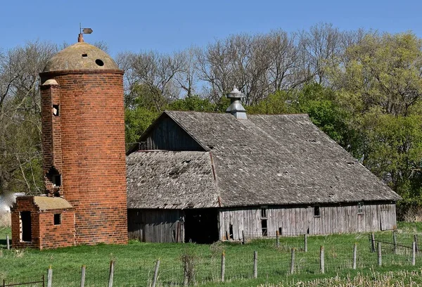 Jedinečná Stodola Cihlové Silo Bočními Střechami Stojí Opuštěná Zhoršujícím Stavu — Stock fotografie