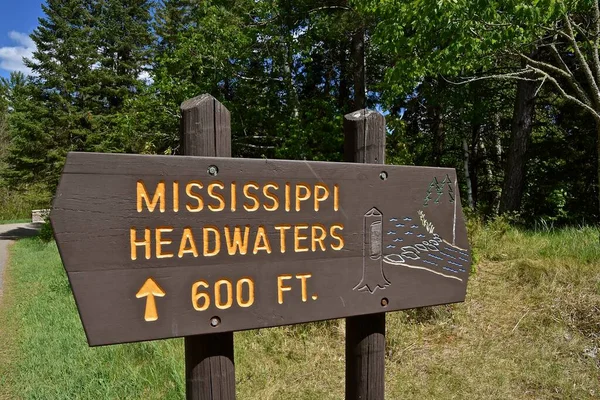 Přímo Před Námi Cedule Označující Prameny Řeky Mississippi — Stock fotografie