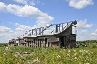 Eski bir ahır çerçevesinde