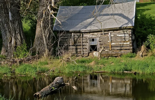 水の上の丸太小屋の反射 — ストック写真