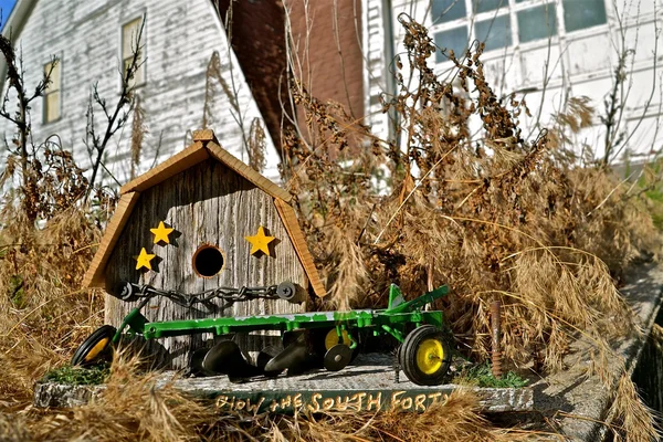 Schuur vogelhuisje met een ploeg — Stockfoto