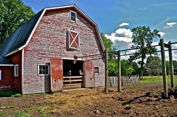 Porte-fumier à l'arrière de la grange — Photo