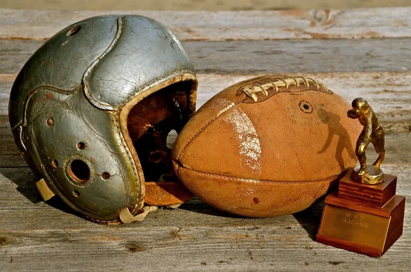 Futebol de couro velho e capacete — Fotografia de Stock