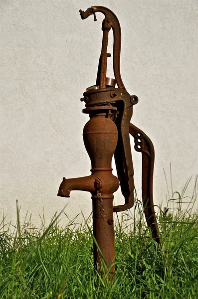 Velha bomba de água mão antiga — Fotografia de Stock