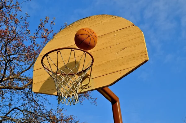 Basketball hangs on the rim — Stock Photo, Image