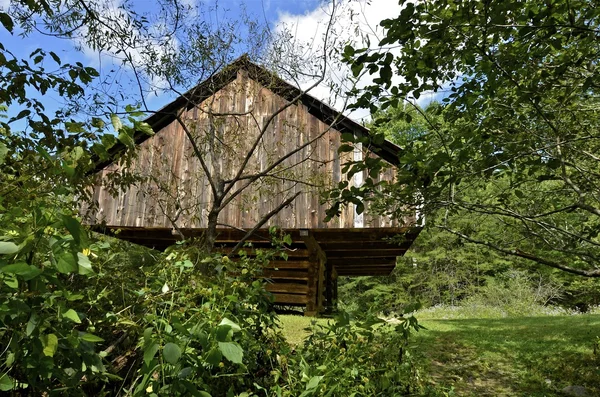 Side view of a Cantilevered Barn — Stock Photo, Image
