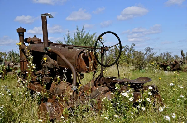 旧的废旧的拖拉机 — 图库照片