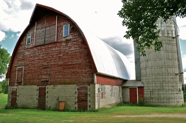 Abandonado em redor do celeiro e silo cobertos — Fotografia de Stock