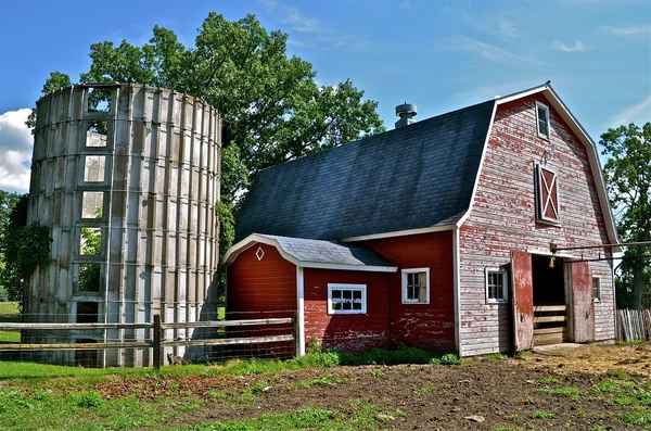 Old dairy farm and barn — Stock Photo, Image